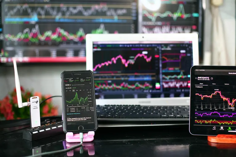 UK Investors Favor US Equities, Drive Record Q1 2024 Inflows