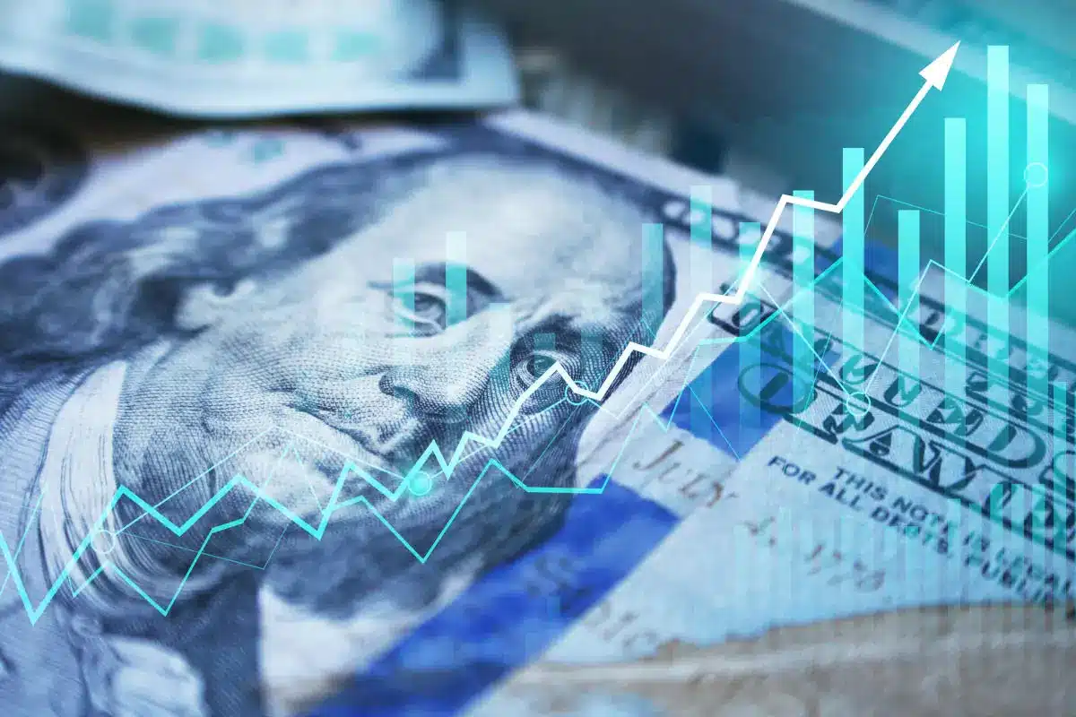 Intel Stock Jumps Amid Apollo Investment Rumors and Qualcomm Merger Speculation