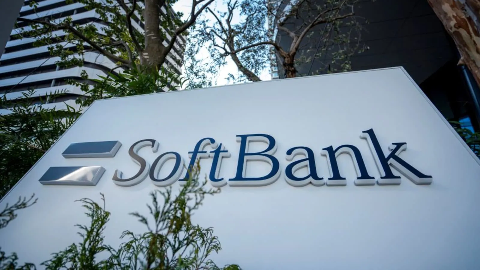 SoftBank Shares Plunge Over 9% as Asian Tech Stocks Track Declines in U.S. Peers