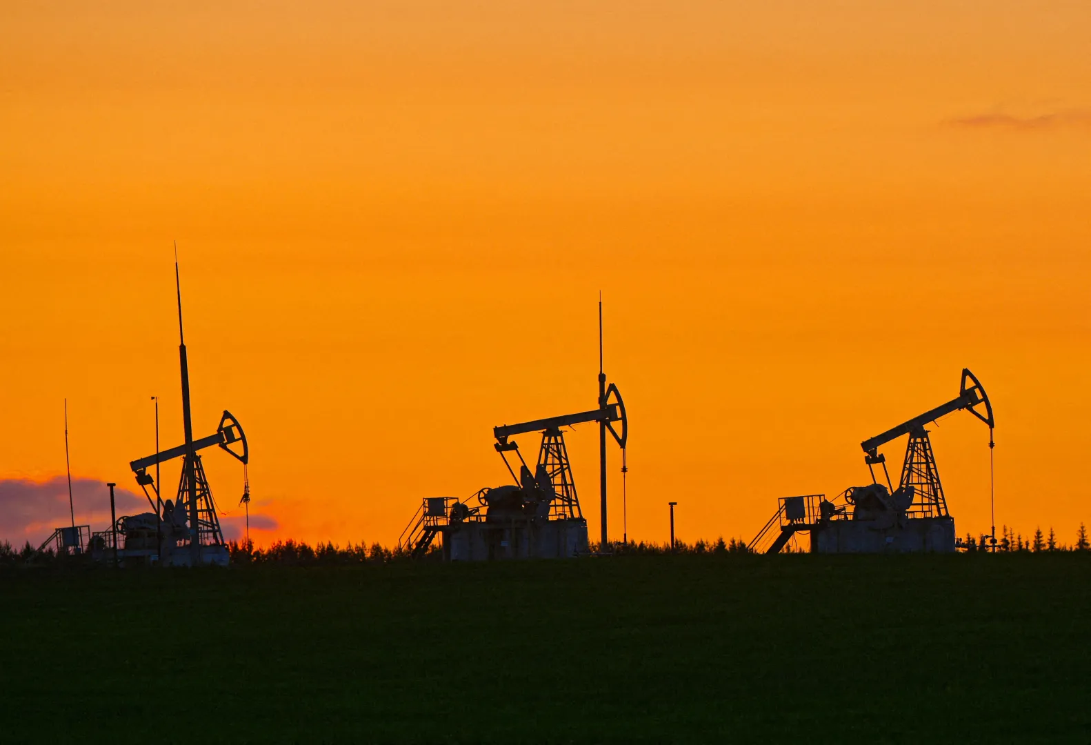 Crude Oil Spot Premiums Surge as US Sanctions on Russian Producers Reshape Global Supply Dynamics