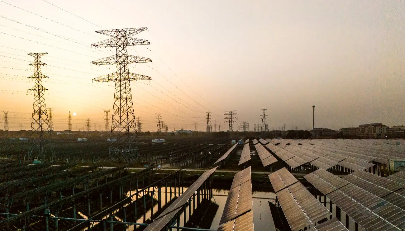 Global renewable energy expansion illustrated with solar panels and wind turbines, alongside rising capacity charts showing 692GW growth in 2025, signaling a powerful surge in clean energy adoption worldwide.