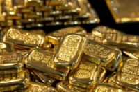 Gold prices remain near a seven-month low as expectations of higher interest rates strengthen the US dollar and reduce demand for the precious metal