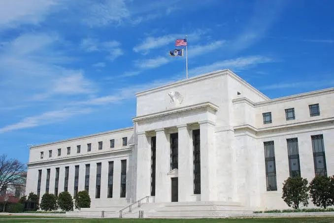 Federal Reserve Board seal displayed on a wall, representing US interest rate policy, Fed minutes, and market expectations in 2026.