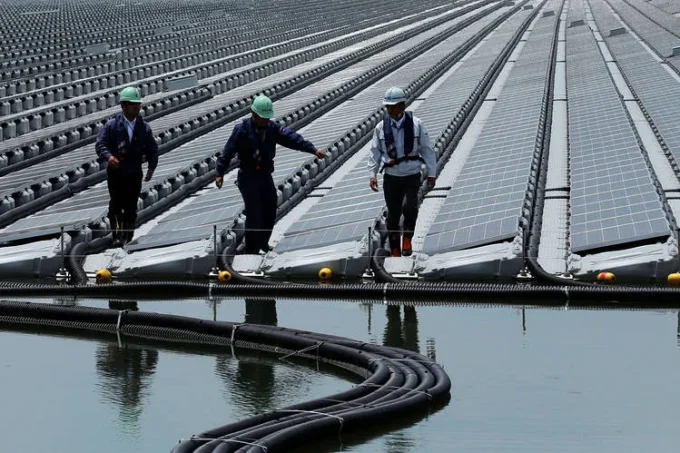 Article image showing a large solar-panel farm in Japan with Mount Fuji in the background. The image represents renewable energy investment, Japan’s climate transition financing programme and the use of bond proceeds for clean-energy and decarbonisation projects.