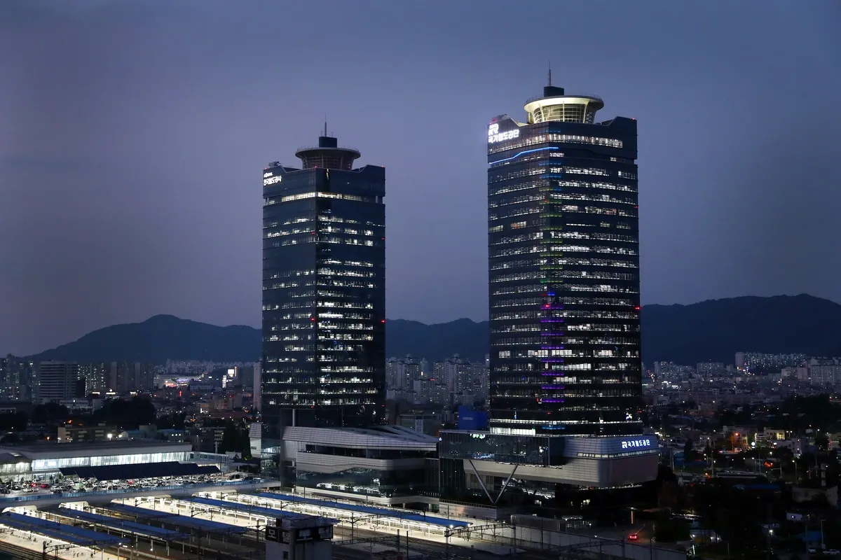 Korea Rail Authority issues a record 150 billion won green bond to finance sustainable railway infrastructure and low-carbon transport projects.