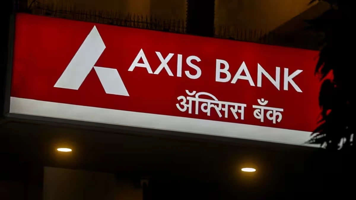 Photo of an illuminated red Axis Bank signboard with the bank’s logo and name displayed in English and Hindi. The image represents India’s banking sector and fixed deposit rate competition.