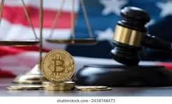 Illustration of a legal gavel, Bitcoin symbols, U.S. flag and government building representing crypto regulation, SEC custody rules, digital asset safeguards and policy review.