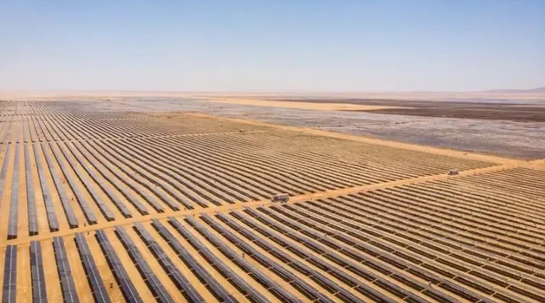 Aerial view of a large solar farm stretching across a desert landscape, used to illustrate renewable energy financing, solar infrastructure, Scatec’s green bond roadshow and investor interest in green bonds.