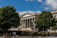 U.S. 30-year Treasury yield approaches a 19-year high, raising concerns over Washington's borrowing costs and a potential US$1.25 trillion impact