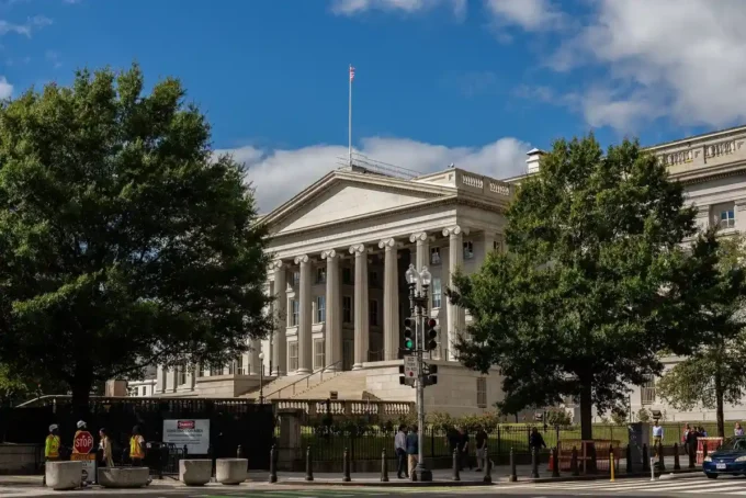 U.S. 30-year Treasury yield approaches a 19-year high, raising concerns over Washington's borrowing costs and a potential US$1.25 trillion impact