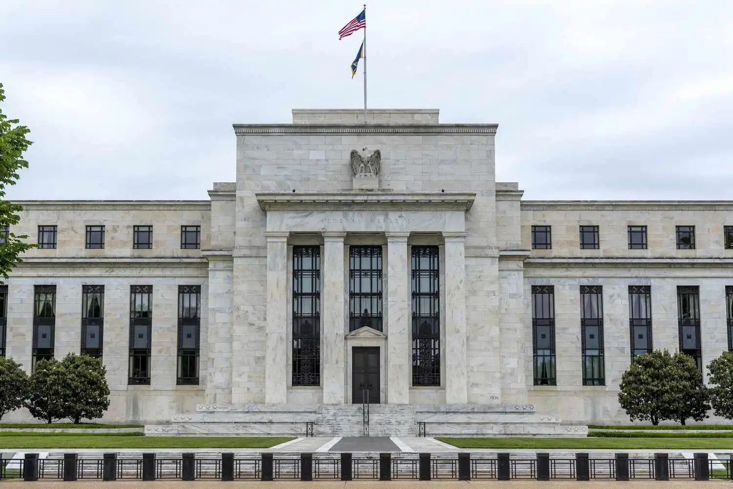 U.S. national debt tops $40 trillion as interest costs surge, increasing pressure on government finances, Treasury markets, borrowing costs, and fiscal policy