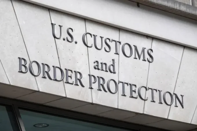 The US prepares $100 billion in tariff refunds after the Supreme Court voids Trump tariffs, affecting importers, trade policy, government revenue, and global markets
