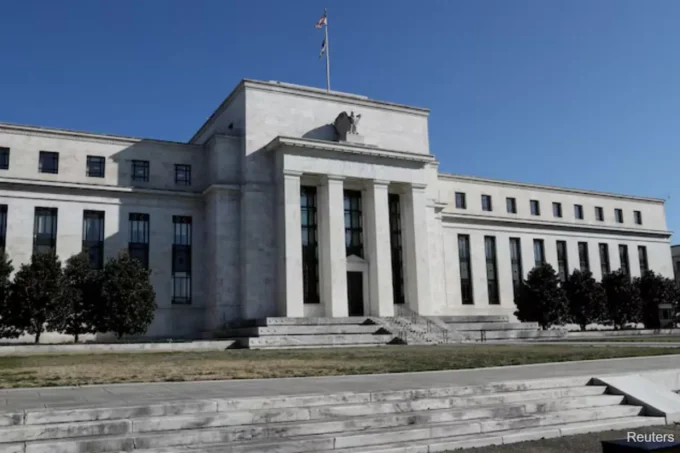 Goldman Sachs and JPMorgan see a Fed rate hike as inflation lingers, highlighting Federal Reserve policy, interest rates, inflation, and U.S. financial markets