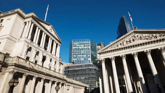 UK gilt yields hit a 19-year high as Bitcoin holds at $76,000, highlighting rising borrowing costs, bond markets, and cryptocurrency prices